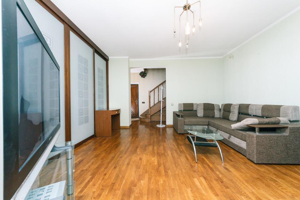 Two-Storey Apartment Near Iec キエフ エクステリア 写真