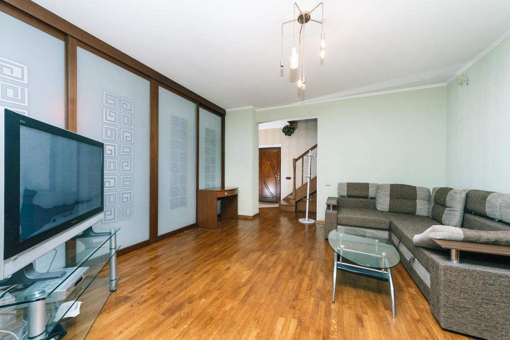Two-Storey Apartment Near Iec キエフ エクステリア 写真